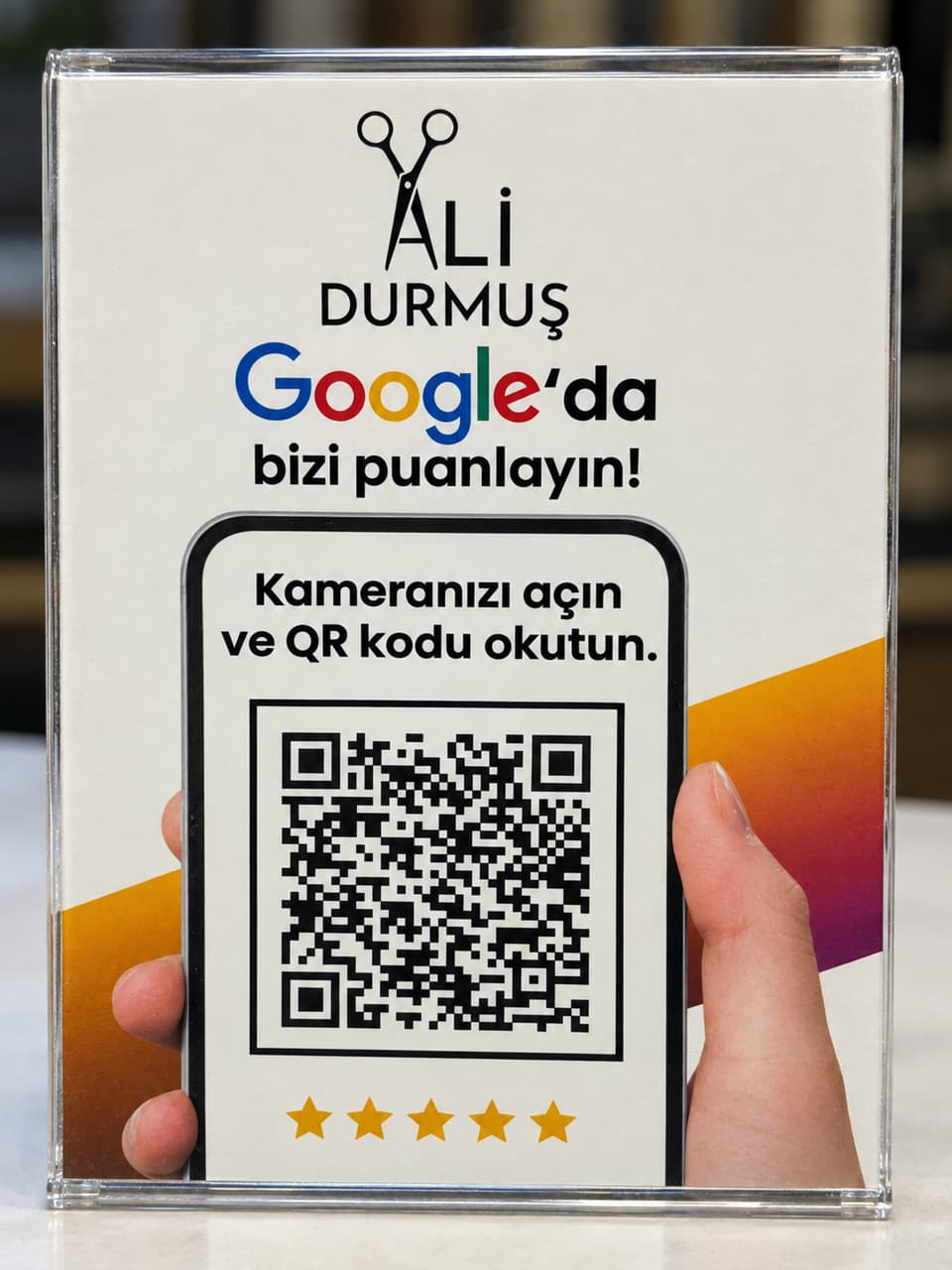 Tezgahta duran, QR kodlu “Google'da bizi puanlayın” kartı